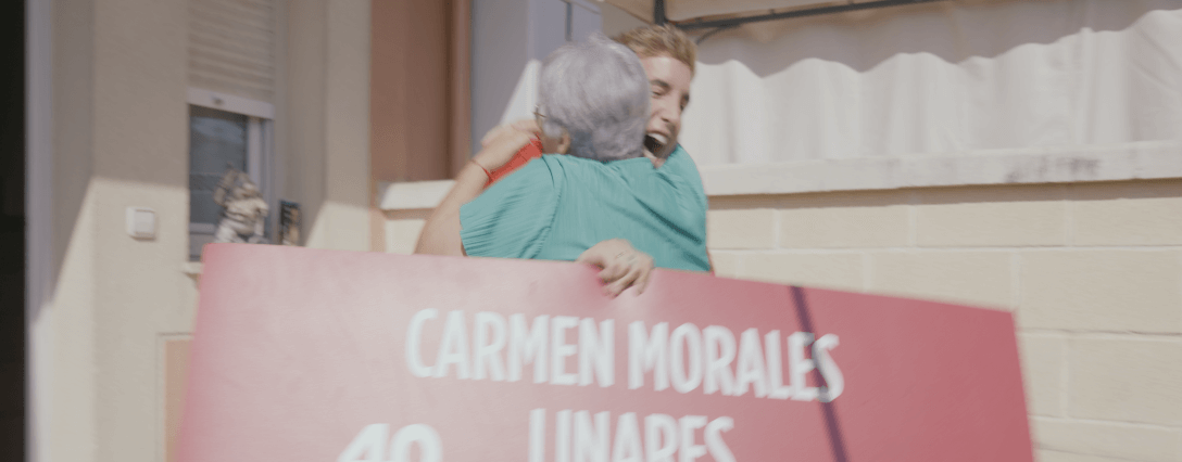 Algunos premiados han recibido su cheque de manos de un famoso